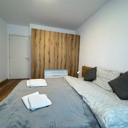 New In Tractorul, Brassó