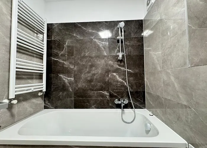 New In Tractorul, * Brassó