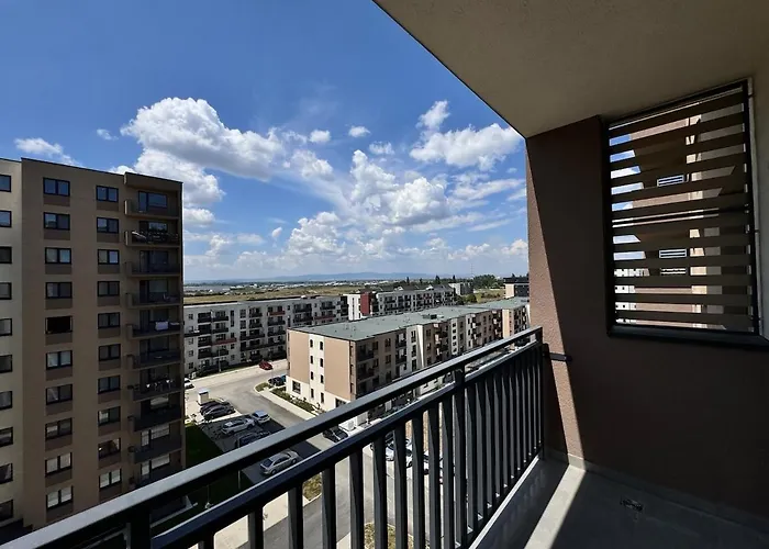 New In Tractorul, * Brassó