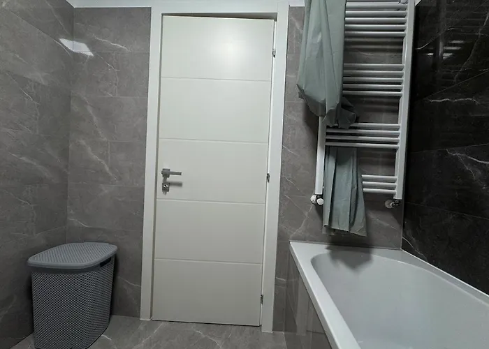 New In Tractorul, Brassó