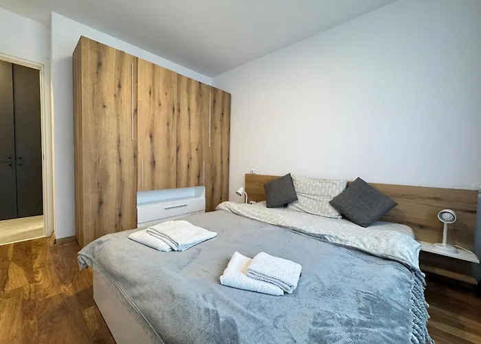 New In Tractorul, Brassó