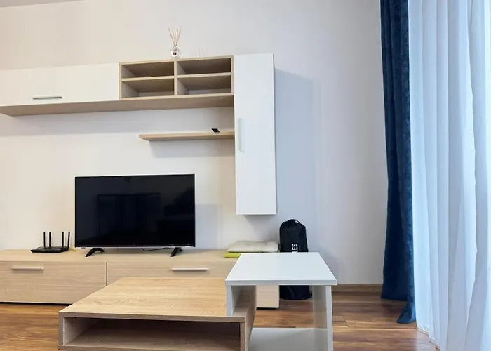 New In Tractorul, Brassó